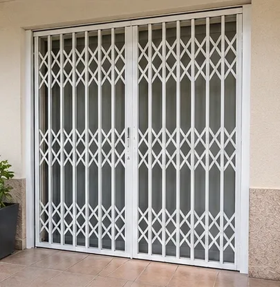 Reja de tijera blanca de dos hojas cerrada
