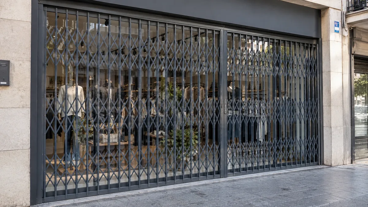 Escaparate protegido con reja de ballesta (Benidorm)