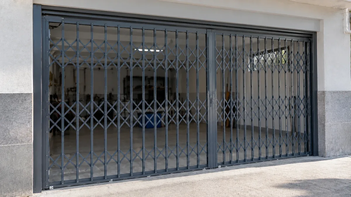 Reja de ballesta de doble hoja en el acceso de una nave (Lleida)